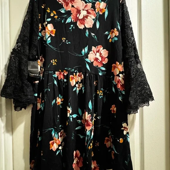 NWT Torrid Black Floral Blouse with Lace Sleeves - Picture 4 of 8